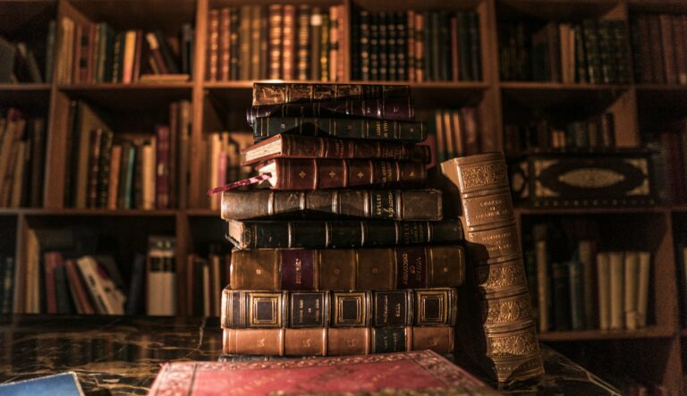 Pile de livres anciens dans une bibliothèque